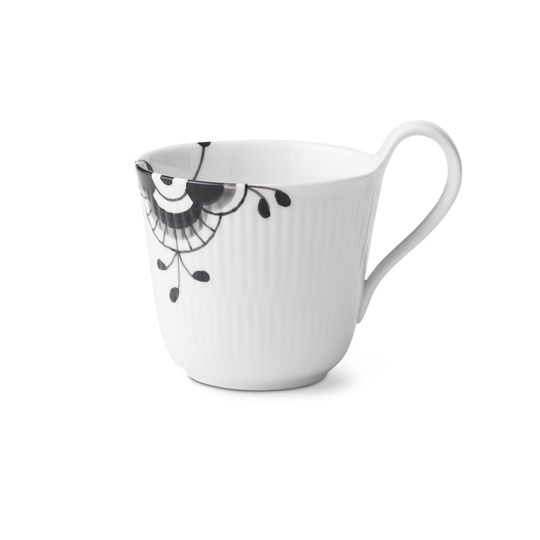Royal Copenhagen Black Fluted Mega -kuppi korkealla kahvalla 33 cl